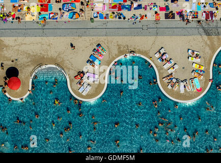 Witten, Deutschland. 19. Juli 2016. Luftaufnahme, Schwimmbad Annen in Witten, Schwimmer Pool mit einem gewellten Rand, Rasenflächen und Sonne Ebenen, Badegäste am Pool Annen, Credit: Hans ↑/Alamy Live News Stockfoto