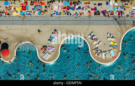 Witten, Deutschland. 19. Juli 2016. Luftaufnahme, Schwimmbad Annen in Witten, Schwimmer Pool mit einem gewellten Rand, Rasenflächen und Sonne Ebenen, Badegäste am Pool Annen, Credit: Hans ↑/Alamy Live News Stockfoto