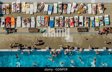 Witten, Deutschland. 19. Juli 2016. Luftaufnahme, Schwimmbad Annen in Witten, Schwimmer Pool, Sonne Ebenen, Badegäste am Pool Annen, Witten, Ruhrgebiet, Credit: Hans ↑/Alamy Live News Stockfoto