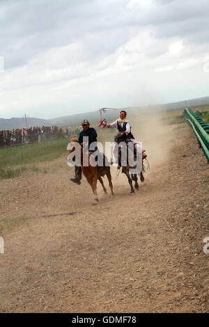 Hami, Hami, CHN. 18. Juli 2016. Hami, China - 18. Juli 2016: (Nur zur redaktionellen Verwendung. CHINA aus) Kazak Jugendliche jagen einander auf dem Pferderücken, ihre Liebe zu zeigen. Und das Mädchen kann Peitsche den Kerl um ihre Gefühle auszudrücken. Aber jetzt ist es mehr wie ein Spiel zwischen Erwachsenen nicht nur die unverheirateten Paaren. Bildnachweis: SIPA Asien/ZUMA Draht/Alamy Live-Nachrichten Stockfoto