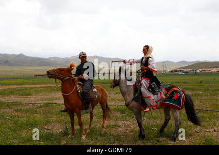 Hami, Hami, CHN. 18. Juli 2016. Hami, China - 18. Juli 2016: (Nur zur redaktionellen Verwendung. CHINA aus) Kazak Jugendliche jagen einander auf dem Pferderücken, ihre Liebe zu zeigen. Und das Mädchen kann Peitsche den Kerl um ihre Gefühle auszudrücken. Aber jetzt ist es mehr wie ein Spiel zwischen Erwachsenen nicht nur die unverheirateten Paaren. Bildnachweis: SIPA Asien/ZUMA Draht/Alamy Live-Nachrichten Stockfoto