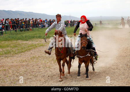 Hami, Hami, CHN. 18. Juli 2016. Hami, China - 18. Juli 2016: (Nur zur redaktionellen Verwendung. CHINA aus) Kazak Jugendliche jagen einander auf dem Pferderücken, ihre Liebe zu zeigen. Und das Mädchen kann Peitsche den Kerl um ihre Gefühle auszudrücken. Aber jetzt ist es mehr wie ein Spiel zwischen Erwachsenen nicht nur die unverheirateten Paaren. Bildnachweis: SIPA Asien/ZUMA Draht/Alamy Live-Nachrichten Stockfoto