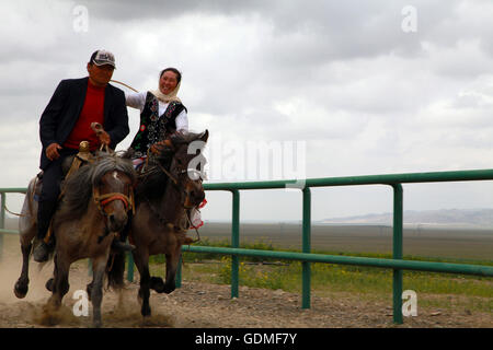 Hami, Hami, CHN. 18. Juli 2016. Hami, China - 18. Juli 2016: (Nur zur redaktionellen Verwendung. CHINA aus) Kazak Jugendliche jagen einander auf dem Pferderücken, ihre Liebe zu zeigen. Und das Mädchen kann Peitsche den Kerl um ihre Gefühle auszudrücken. Aber jetzt ist es mehr wie ein Spiel zwischen Erwachsenen nicht nur die unverheirateten Paaren. Bildnachweis: SIPA Asien/ZUMA Draht/Alamy Live-Nachrichten Stockfoto