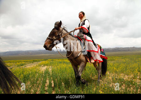 Hami, Hami, CHN. 18. Juli 2016. Hami, China - 18. Juli 2016: (Nur zur redaktionellen Verwendung. CHINA aus) Kazak Jugendliche jagen einander auf dem Pferderücken, ihre Liebe zu zeigen. Und das Mädchen kann Peitsche den Kerl um ihre Gefühle auszudrücken. Aber jetzt ist es mehr wie ein Spiel zwischen Erwachsenen nicht nur die unverheirateten Paaren. Bildnachweis: SIPA Asien/ZUMA Draht/Alamy Live-Nachrichten Stockfoto