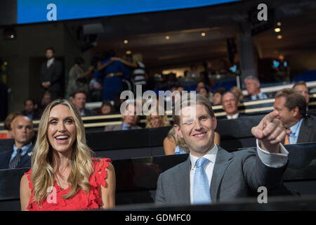 Cleveland, Ohio, USA. 19. Juli 2016. Eric Trump, Sohn des GOP Präsidentschaftskandidaten Donald Trump und seine Frau Lara Yunaska Teilnahme am zweiten Tag der Republican National Convention per live-video-Link 19. Juli 2016 in Cleveland, Ohio. Früher in den Tag hat die Delegierten offiziell Präsident Trump nominiert. Bildnachweis: Planetpix/Alamy Live-Nachrichten Stockfoto