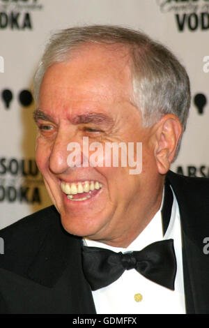 GARRY MARSHALL (13. November 1934 - 19. Juli 2016) war ein US-amerikanischer Schauspieler, Regisseur, Autor und Produzent, dessen bemerkenswerte Credits enthalten erstellen "Happy Days" und seine verschiedenen Spin-offs, Entwicklung von Neil Simon 1965 spielen "The Odd Couple" für das Fernsehen und die Filme "Pretty Woman", "Runaway Bride" und "The Princess Diaries". Marshall wurde im Jahr 1997 in die Television Hall Of Fame aufgenommen. Im Bild: 27. März 2004 vergibt - Hollywood, Kalifornien, USA - GARRY MARSHALL an der 15. jährlichen GLAAD MEDIA im KODAK THEATRE. © Ed Geller/Globe Photos/ZUMAPRESS.com/Alamy Live-Nachrichten Stockfoto