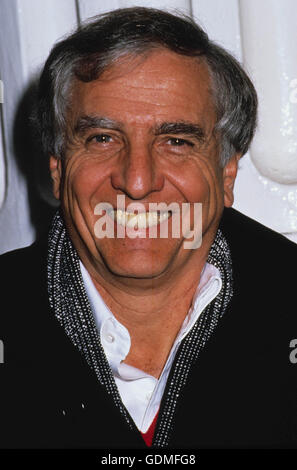 GARRY MARSHALL (13. November 1934 - 19. Juli 2016) war ein US-amerikanischer Schauspieler, Regisseur, Autor und Produzent, dessen bemerkenswerte Credits enthalten erstellen "Happy Days" und seine verschiedenen Spin-offs, Entwicklung von Neil Simon 1965 spielen "The Odd Couple" für das Fernsehen und die Filme "Pretty Woman", "Runaway Bride" und "The Princess Diaries". Marshall wurde im Jahr 1997 in die Television Hall Of Fame aufgenommen. Im Bild: Regisseur GARRY MARSHALL im Jahr 1993. © Globus Photos/ZUMAPRESS.com/Alamy Live-Nachrichten Stockfoto