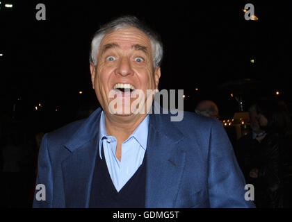 GARRY MARSHALL (13. November 1934 - 19. Juli 2016) war ein US-amerikanischer Schauspieler, Regisseur, Autor und Produzent, dessen bemerkenswerte Credits enthalten erstellen "Happy Days" und seine verschiedenen Spin-offs, Entwicklung von Neil Simon 1965 spielen "The Odd Couple" für das Fernsehen und die Filme "Pretty Woman", "Runaway Bride" und "The Princess Diaries". Marshall wurde im Jahr 1997 in die Television Hall Of Fame aufgenommen. Bild: 7. Januar 2002 - Los Angeles, Kalifornien, US - Schauspieler/Regisseur GARRY MARSHALL im LA premiere von "Orange County." © Robert Millard/ZUMAPRESS.com/Alamy Live News Stockfoto