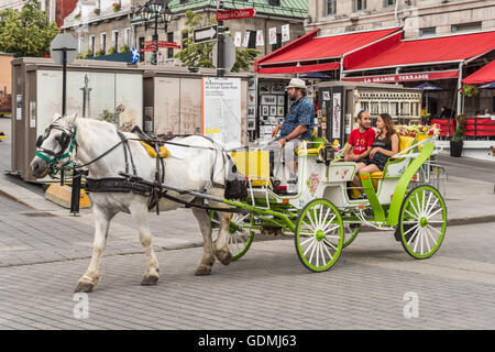 Touristen genießen eine Caleche Fahrt in die Altstadt von Montreal (2016) Stockfoto