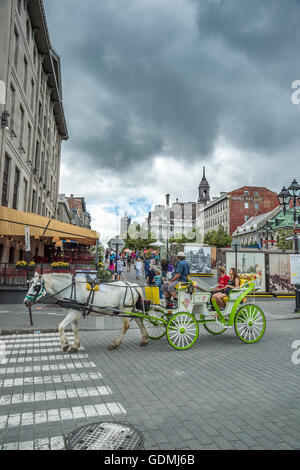 Touristen genießen eine Caleche Fahrt in die Altstadt von Montreal (2016) Stockfoto