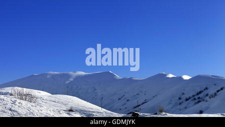 Panoramablick auf Off-Piste Hang in den frühen Morgenstunden. Georgien, Region Gudauri. Kaukasus-Gebirge. Stockfoto