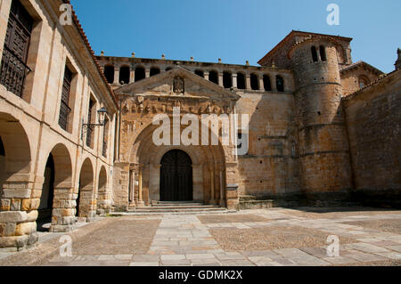 & Claustro Colegiata de Santa Juliana - Santillana del Mar - Spanien Stockfoto