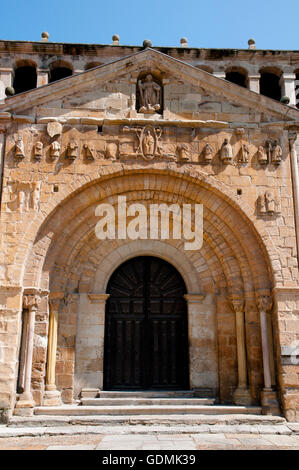 & Claustro Colegiata de Santa Juliana - Santillana del Mar - Spanien Stockfoto