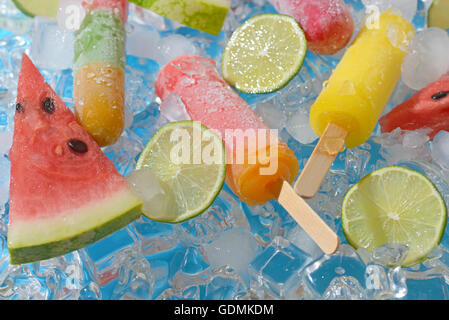 Wassermelone, Obst Eis am Stiel und Kalk Scheiben auf Eiswürfel Stockfoto