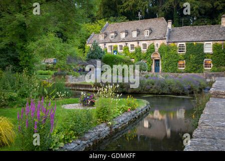 Blick auf den Fluss Coln und Swan Hotel in den Cotswolds Dorf Bibury, Gloucestershire, England Stockfoto