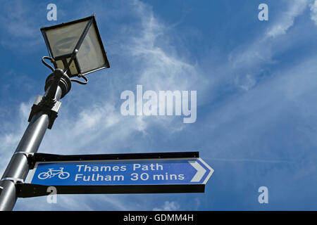 Melden Sie mit Radweg, Thames Path und Fulham mit Reisezeit in Hammersmith, London, england Stockfoto