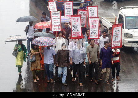 Dhaka, Bangladesch. 18. Juli 2016. Das Nationalkomitee zum Schutz der Öl-Gas-natürliche Ressourcen fordert Protest gegen Rampal Kraftwerk vor Presseclub. Regierungen von Bangladesch singen einen deal mit indischen Unternehmen für Rampal macht Pflanzen, die sehr schädlich für Sundarban Wald. © Md Mehedi Hasan/Pacific Press/Alamy Live-Nachrichten Stockfoto