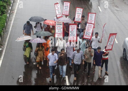 Dhaka, Bangladesch. 18. Juli 2016. Das Nationalkomitee zum Schutz der Öl-Gas-natürliche Ressourcen fordert Protest gegen Rampal Kraftwerk vor Presseclub. Regierungen von Bangladesch singen einen deal mit indischen Unternehmen für Rampal macht Pflanzen, die sehr schädlich für Sundarban Wald. © Md Mehedi Hasan/Pacific Press/Alamy Live-Nachrichten Stockfoto