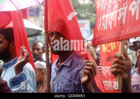 Dhaka, Bangladesch. 18. Juli 2016. Das Nationalkomitee zum Schutz der Öl-Gas-natürliche Ressourcen fordert Protest gegen Rampal Kraftwerk vor Presseclub. Regierungen von Bangladesch singen einen deal mit indischen Unternehmen für Rampal macht Pflanzen, die sehr schädlich für Sundarban Wald. © Md Mehedi Hasan/Pacific Press/Alamy Live-Nachrichten Stockfoto