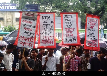 Dhaka, Bangladesch. 18. Juli 2016. Das Nationalkomitee zum Schutz der Öl-Gas-natürliche Ressourcen fordert Protest gegen Rampal Kraftwerk vor Presseclub. Regierungen von Bangladesch singen einen deal mit indischen Unternehmen für Rampal macht Pflanzen, die sehr schädlich für Sundarban Wald. © Md Mehedi Hasan/Pacific Press/Alamy Live-Nachrichten Stockfoto