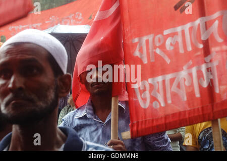 Dhaka, Bangladesch. 18. Juli 2016. Das Nationalkomitee zum Schutz der Öl-Gas-natürliche Ressourcen fordert Protest gegen Rampal Kraftwerk vor Presseclub. Regierungen von Bangladesch singen einen deal mit indischen Unternehmen für Rampal macht Pflanzen, die sehr schädlich für Sundarban Wald. © Md Mehedi Hasan/Pacific Press/Alamy Live-Nachrichten Stockfoto