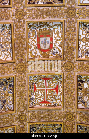 Raum mit Kassettendecke und Flagge der Regel Geschichte Portugals