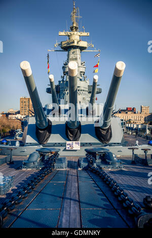 Kanonen auf der Vorderseite der USS North Carolina Stockfoto