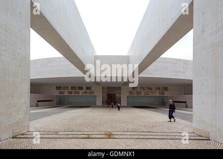 Innenraum der modernen Kirche der Dreifaltigkeit, gegenüber der Basilika, Igreja da Santissima Trindade, Fátima, Santarem, Portugal Stockfoto