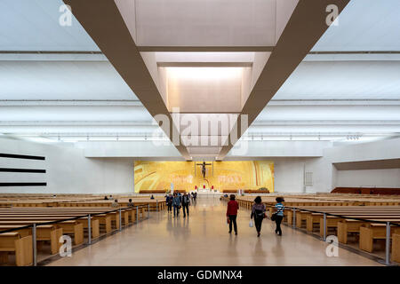 Innenraum der modernen Kirche der Dreifaltigkeit, gegenüber der Basilika, Igreja da Santissima Trindade, Fátima, Santarem, Portugal Stockfoto