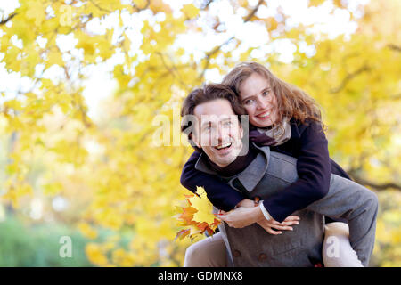 Glücklich lächelnd paar umarmt im Herbst park Stockfoto