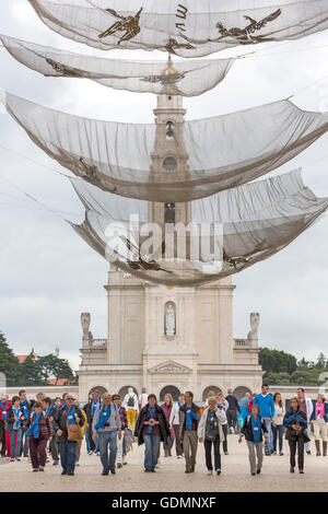 Blick vom Eingang der modernen Kirche der Dreifaltigkeit, der Igreja da Santissima Trindade, auf dei Basilika, Fatima, Santarem, Stockfoto