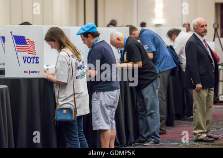 Las Vegas, Nevada - Delegierten der Teamsters Union Versammlung Stimmen Stimmzettel bei der Abstimmung Kandidaten für union Büros zu nominieren. Stockfoto