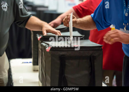 Las Vegas, Nevada - Delegierten der Teamsters Union Versammlung Stimmen Stimmzettel bei der Abstimmung Kandidaten für union Büros zu nominieren. Stockfoto