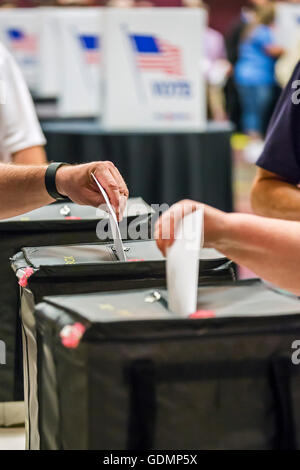 Las Vegas, Nevada - Delegierten der Teamsters Union Versammlung Stimmen Stimmzettel bei der Abstimmung Kandidaten für union Büros zu nominieren. Stockfoto