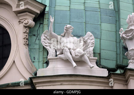 Engelsstatue, Karlskirche Kirche in Wien, Österreich am Oktober 10,2011 in Wien, Österreich. Stockfoto