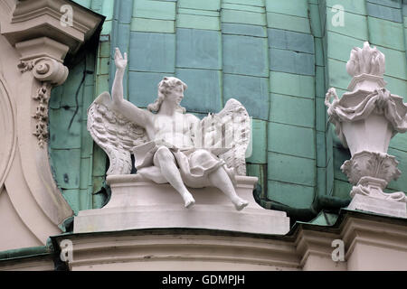 Engelsstatue, Karlskirche Kirche in Wien, Österreich am Oktober 10,2011 in Wien, Österreich. Stockfoto