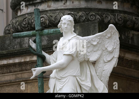 Engel-Statue vor der Karlskirche Kirche in Wien, Österreich am Oktober 10,2011 in Wien, Österreich. Stockfoto