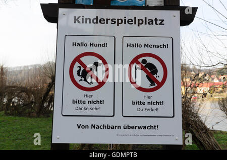 Wehlen: Kinderspielplatz mit einem Scherz Schild über Hundekot, Deutschland, Sachsen, Sachsen, Stockfoto