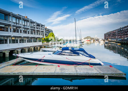 Boote angedockt entlang der Harborwalk in North End von Boston, Massachusetts. Stockfoto