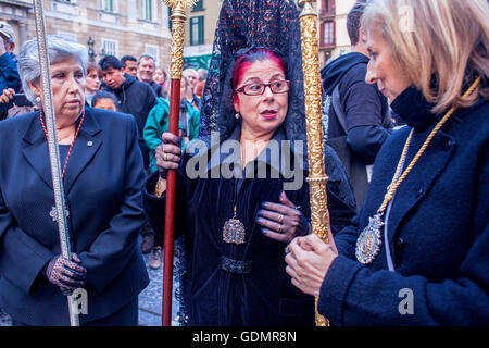 Büßer in einer Prozession, Schwesternschaft der Virgen de Las Angustias, Karfreitag, Ostern, Plaza Sant Jaume, Barcelona, Katalonien, S Stockfoto
