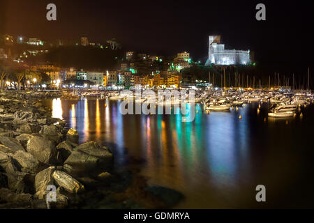 LERICI - Blick auf die Burg, den Hafen und die alte Stadt von Lerici (Golf von La Spezia, Ligurien, italienische Riviera) Stockfoto