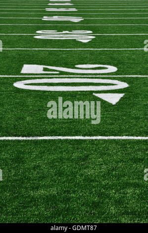 20 Yard Linie auf American Football-Feld, Textfreiraum, vertikal Stockfoto