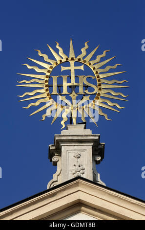 IHS-Zeichen auf barocke Jesuitenkirche. Die Kirche wurde zwischen 1623 und 1627 gebaut. in Wien, Österreich am 10. Oktober 2014. Stockfoto