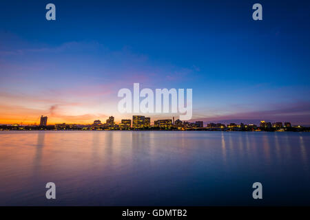 Sonnenuntergang über den Charles River im Esplanade in Boston, Massachusetts. Stockfoto