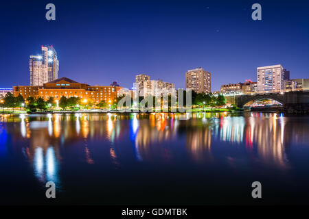 Der Charles River und Gebäude in Boston in der Nacht, gesehen vom North Point Park in Cambridge, Massachusetts. Stockfoto