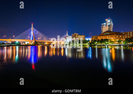 Die Leonard P. Zakim Bunker Hill Memorial Bridge bei Nacht, gesehen vom North Point Park in Cambridge, Massachusetts. Stockfoto