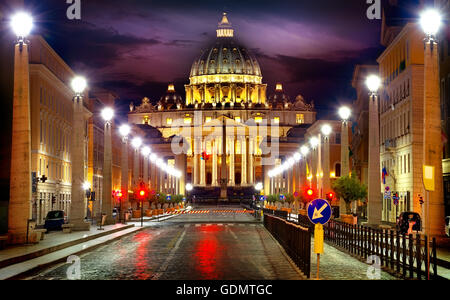 Blick auf beleuchteten St. Peter Basilika und Straße Via della Conciliazione, Rom, Italien Stockfoto