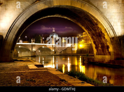 Nachtansicht auf die Sant Angelo Brücke und die Basilika von St. Peter in Rom, Italien Stockfoto