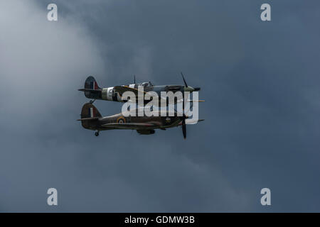 RAF Hawker Hurricane und Spitfire Kampfflugzeuge in der Luft Stockfoto