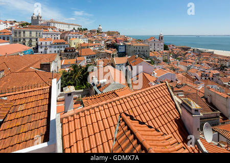 Blick über die roten Dächer von Lissabon Sé, Lissabon, Stadtteil von Lissabon, Portugal, Europa, Reisen, Reise-Fotografie Kathedrale Stockfoto